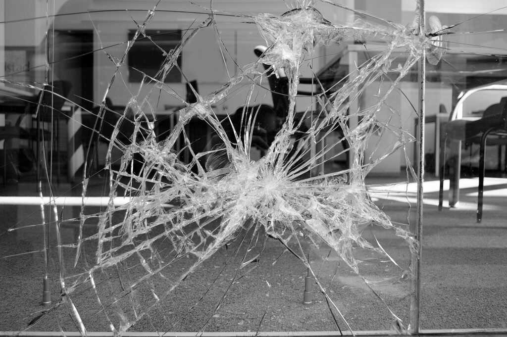 Glasbreuk schade aan woning - tegenexpertise glasbreuk